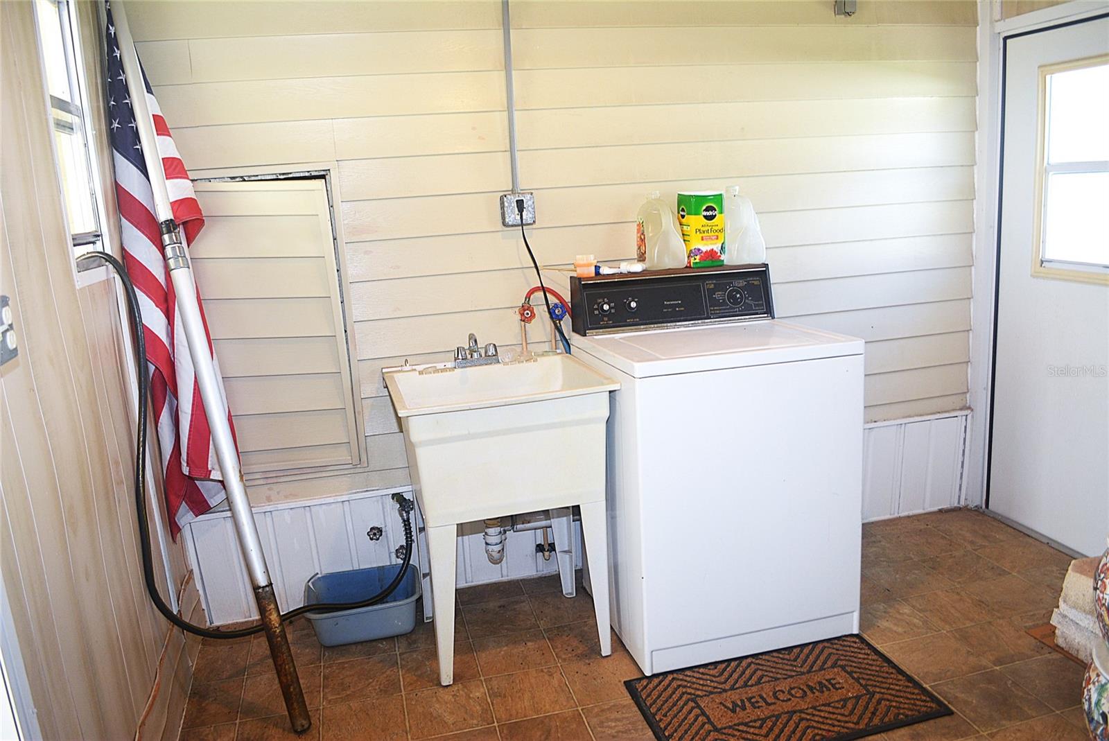 PALM LAKE ESTATES - Residential