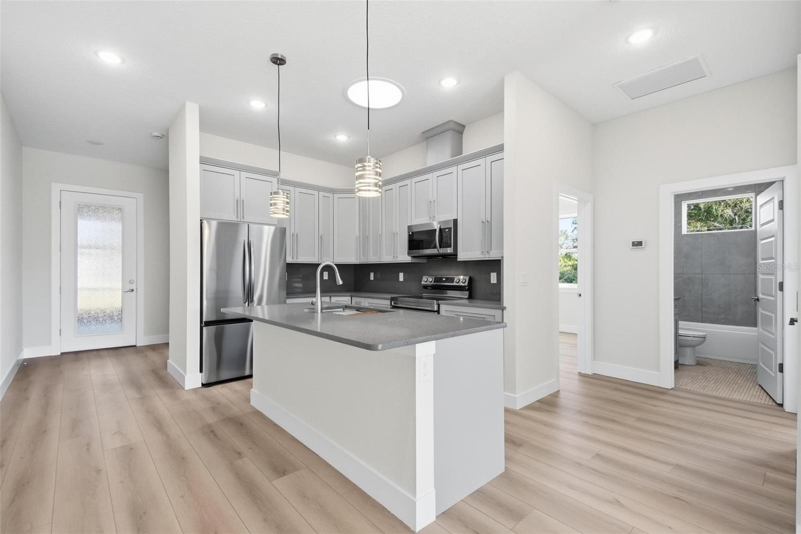 04 FAIRWAYS - Residential Lease