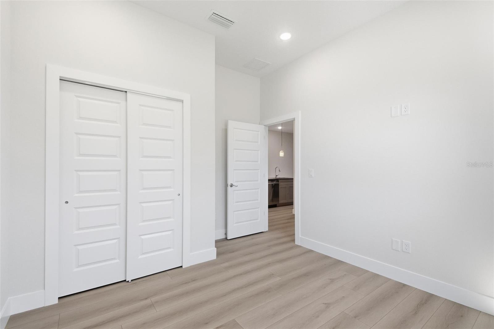 04 FAIRWAYS - Residential Lease