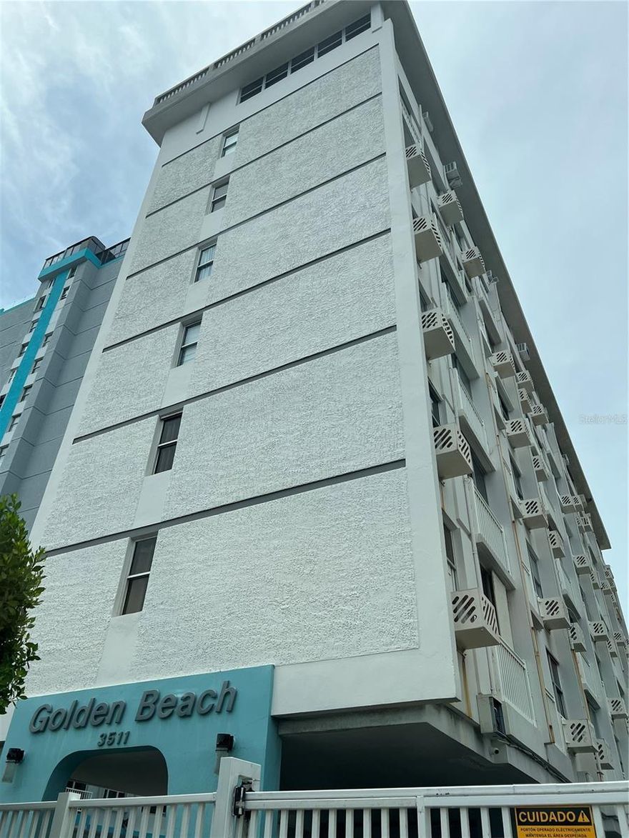 Beautiful fully remodeled and fully equipped studio apartment, perfect as an investment property. It is currently generating short-term rental income, offering immediate returns for investors.
Located in the heart of Isla Verde, directly across from the beach, this studio provides convenience and lifestyle. The condominium features an elevator, laundry area, security cameras, controlled access, and first-come, first-served parking.
Close to supermarkets, restaurants, hotels, and main roadways. Only 10 minutes from Old San Juan and approximately 35 minutes from El Yunque Rainforest.
Don’t miss this opportunity.