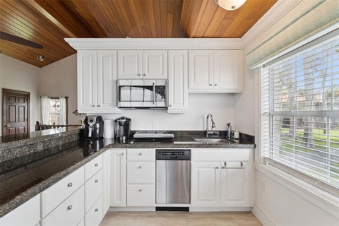 Tiny photo for 801 Lake Shore Drive, Leesburg, FL 34748 (MLS # G5115411)