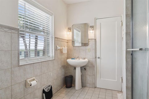 Tiny photo for 801 Lake Shore Drive, Leesburg, FL 34748 (MLS # G5115411)