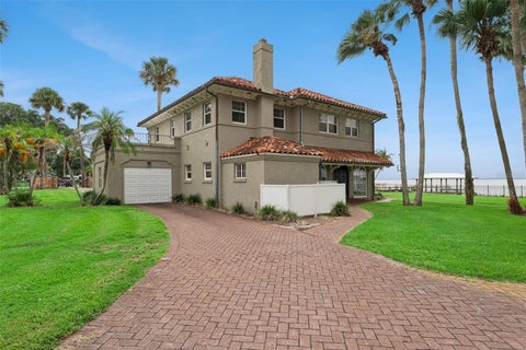 Tiny photo for 801 Lake Shore Drive, Leesburg, FL 34748 (MLS # G5115411)