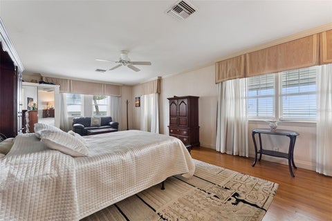 Tiny photo for 801 Lake Shore Drive, Leesburg, FL 34748 (MLS # G5115411)
