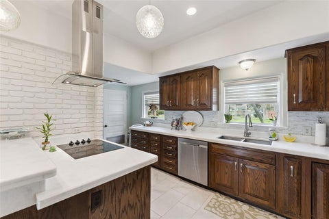 Tiny photo for 801 Lake Shore Drive, Leesburg, FL 34748 (MLS # G5115411)