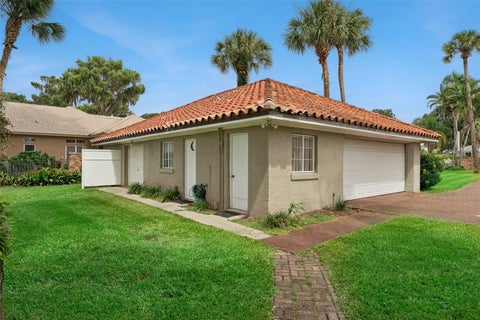 Tiny photo for 801 Lake Shore Drive, Leesburg, FL 34748 (MLS # G5115411)