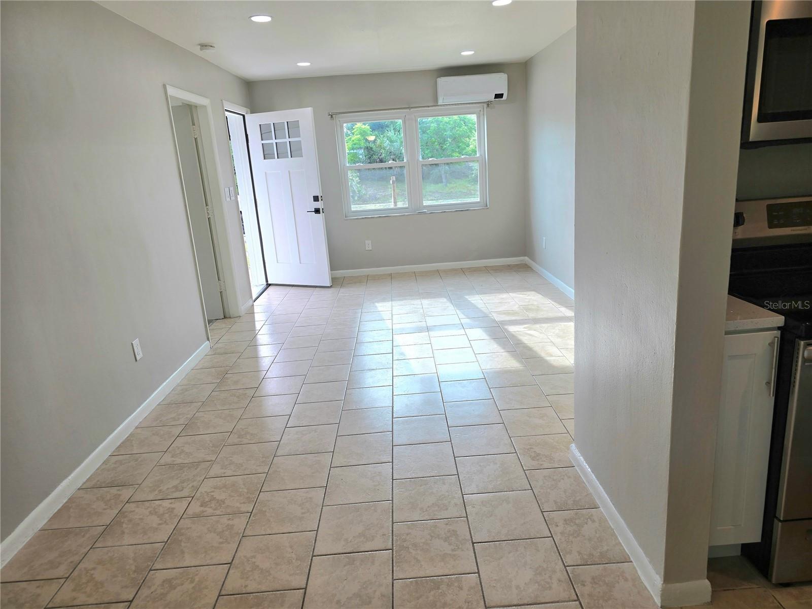 1408 W WELLINGTON DRIVE