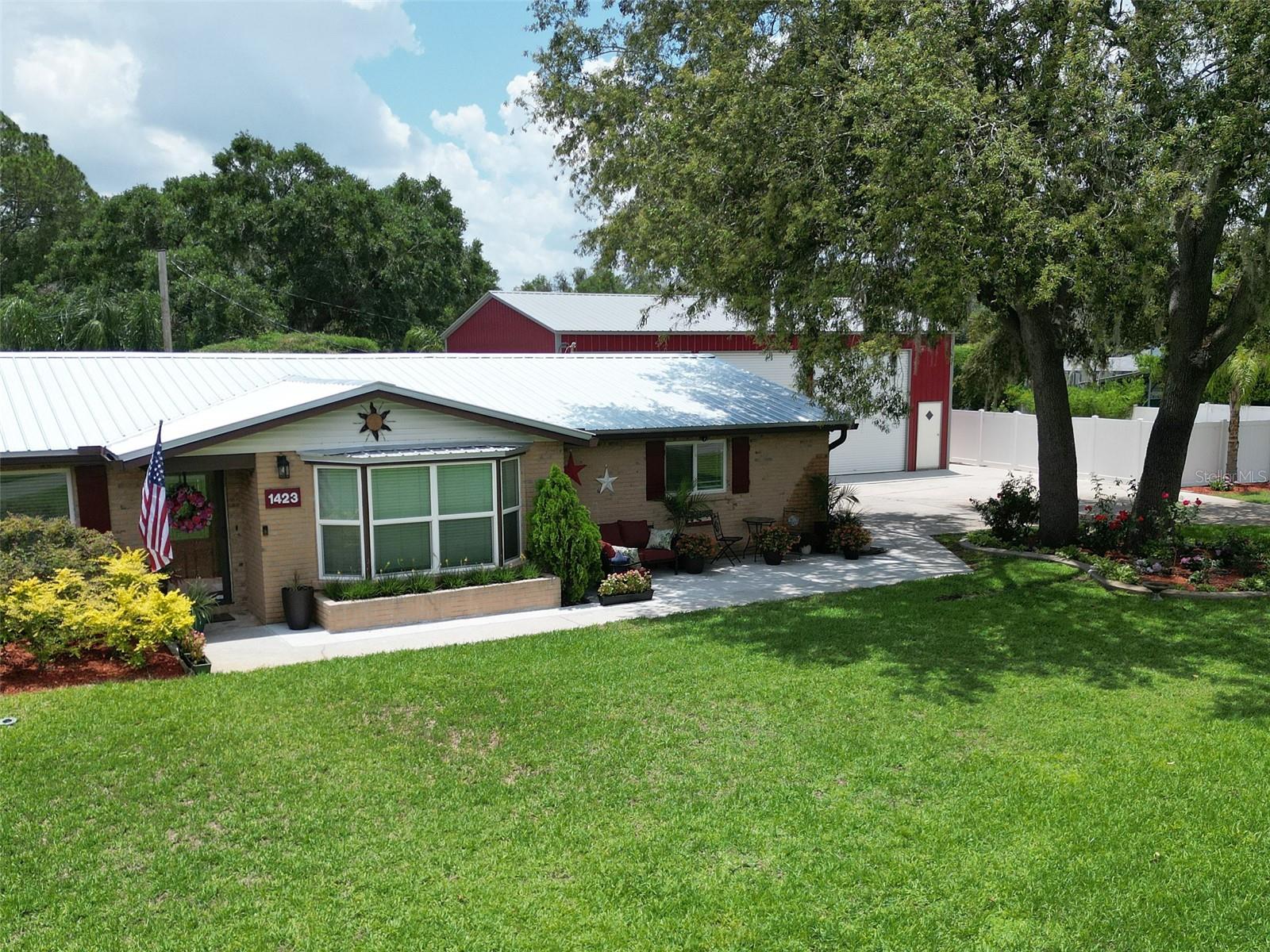 1423 SPRUCE ROAD N
