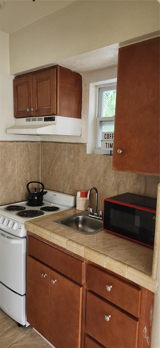 THORNTONS WALTER - Residential Lease