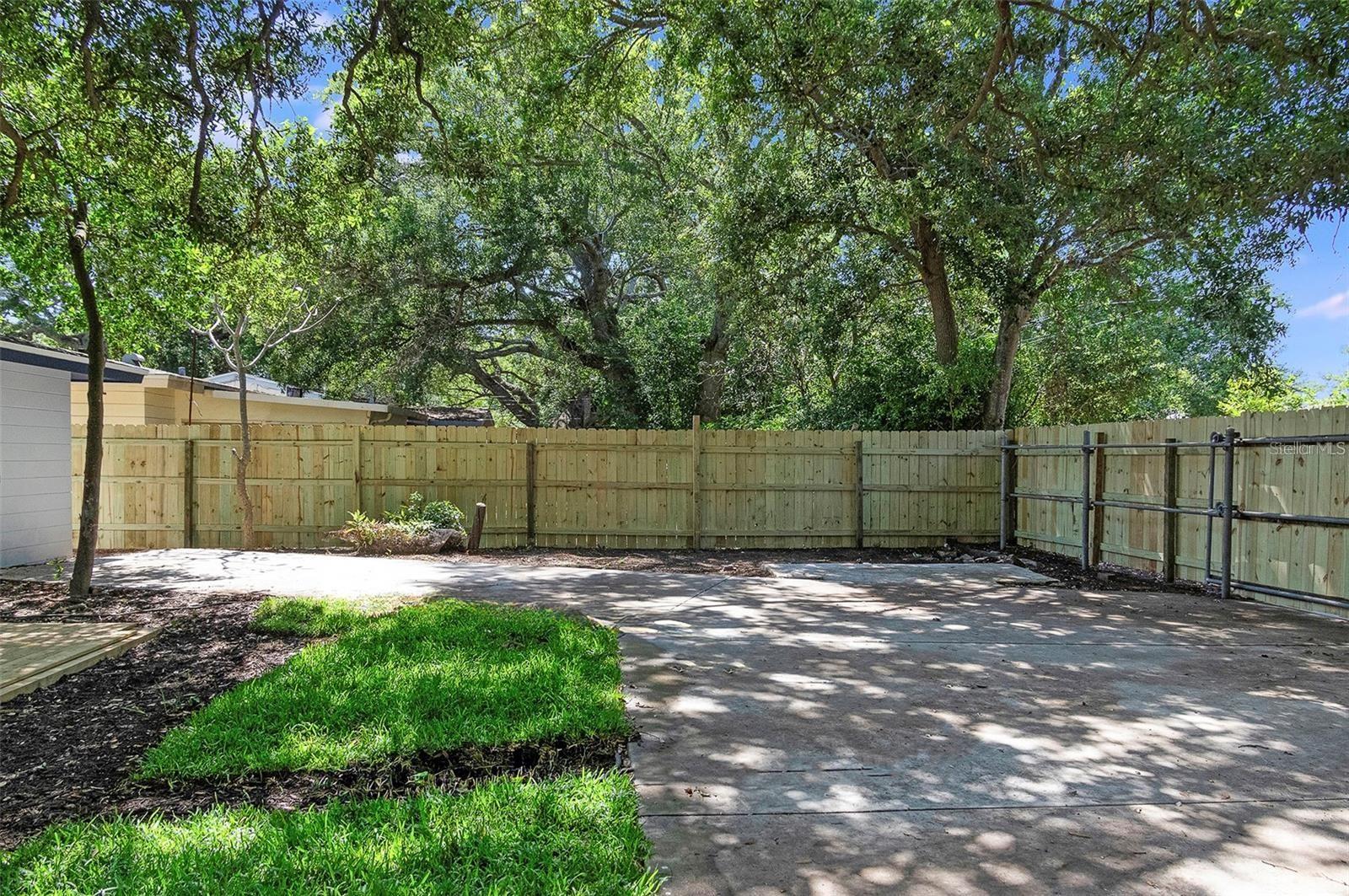 WEST SHADOW LAWN - Residential