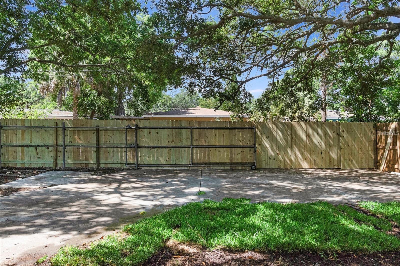 WEST SHADOW LAWN - Residential