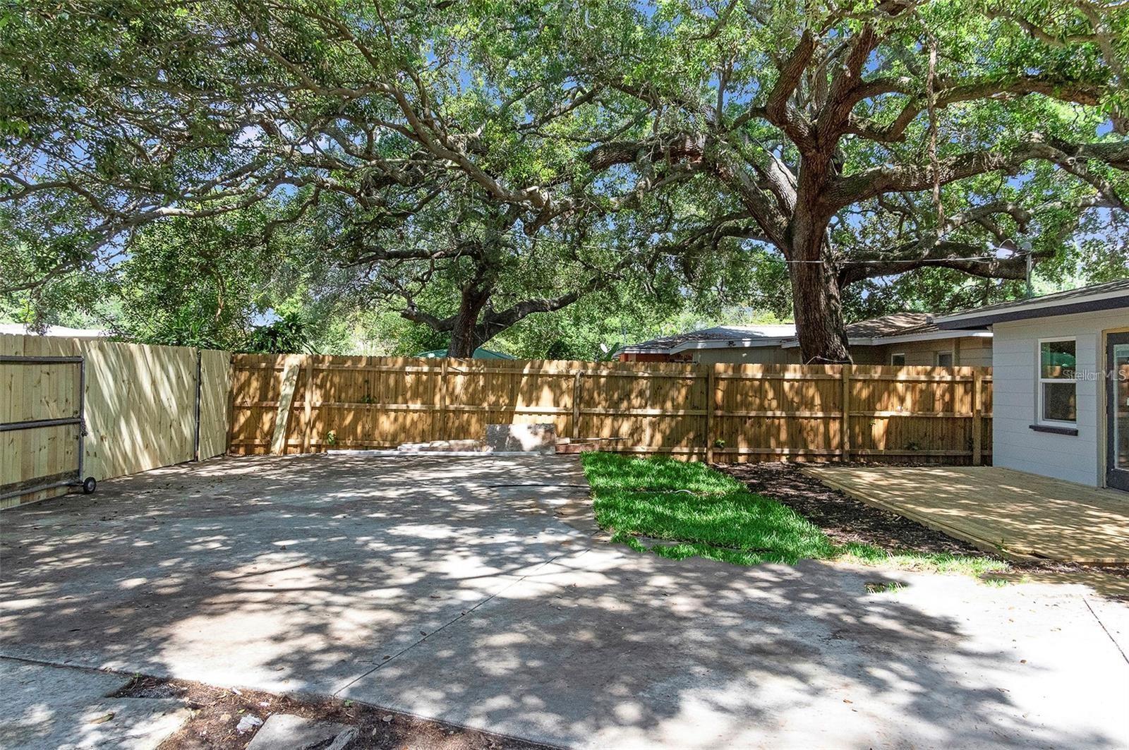 WEST SHADOW LAWN - Residential