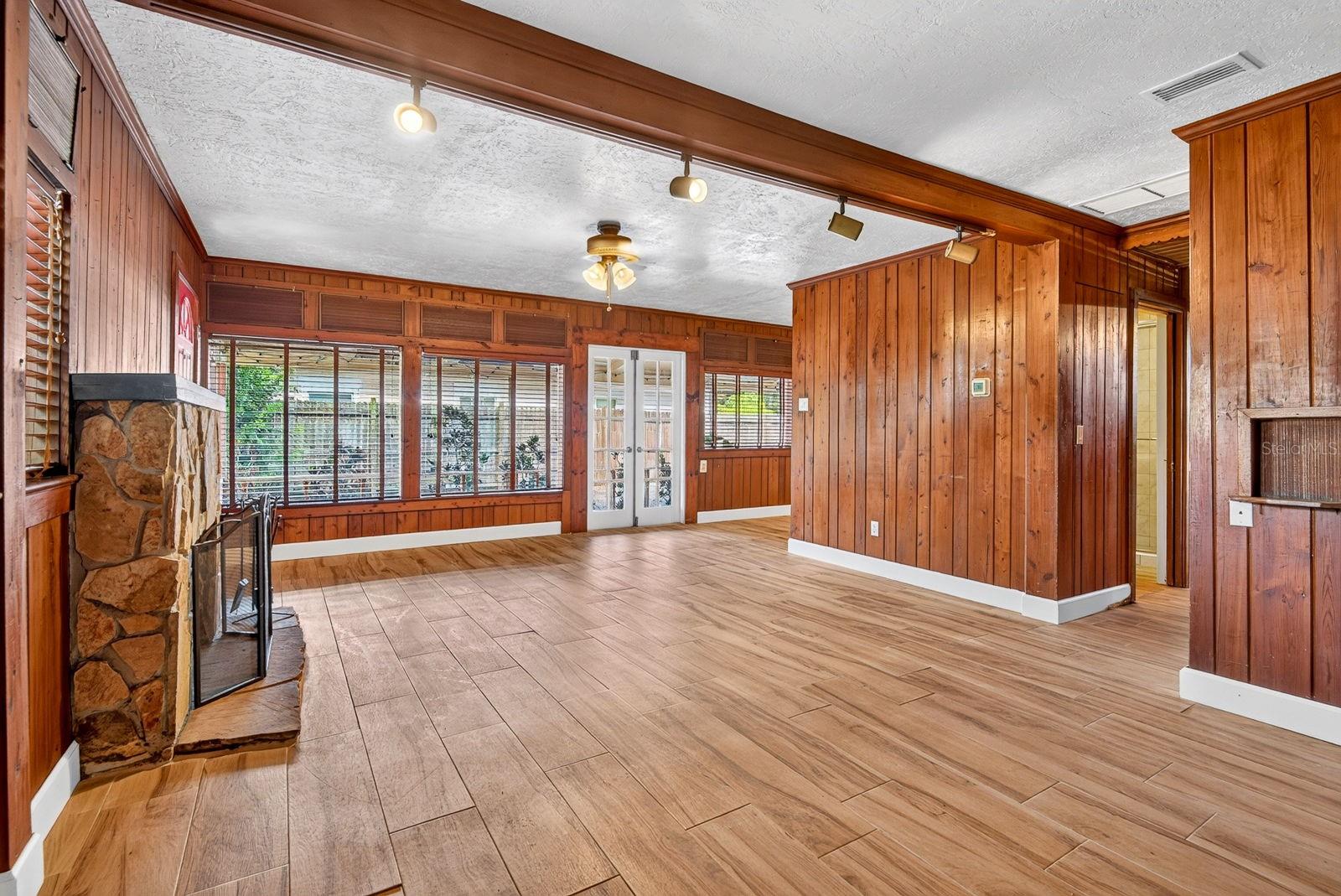 2837 FOREST LANE