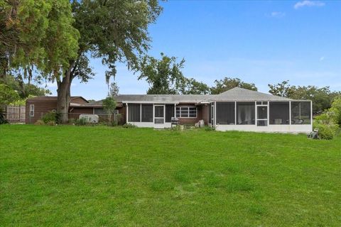 A home in LAKE WALES