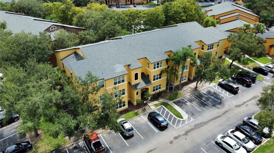 An attractive 2-bedroom apartment in the heart of Orlando. This ground-floor unit combines practicality with style, offering bright living spaces and stair-free access. Strategically situated near the airport and major thoroughfares (528 and 408), it allows for quick access to the city center and local attractions—all within minutes. The community boasts top-tier amenities, including swimming pools, tennis courts, a clubhouse, and picnic areas. A solid, well-located option for the modern buyer.