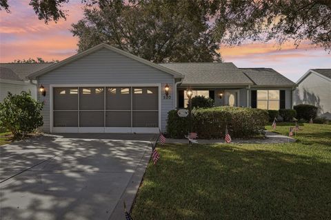 A home in LADY LAKE