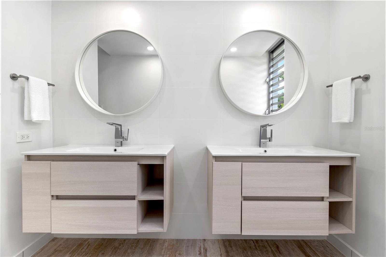 PASEO LAS BRISAS - Residential