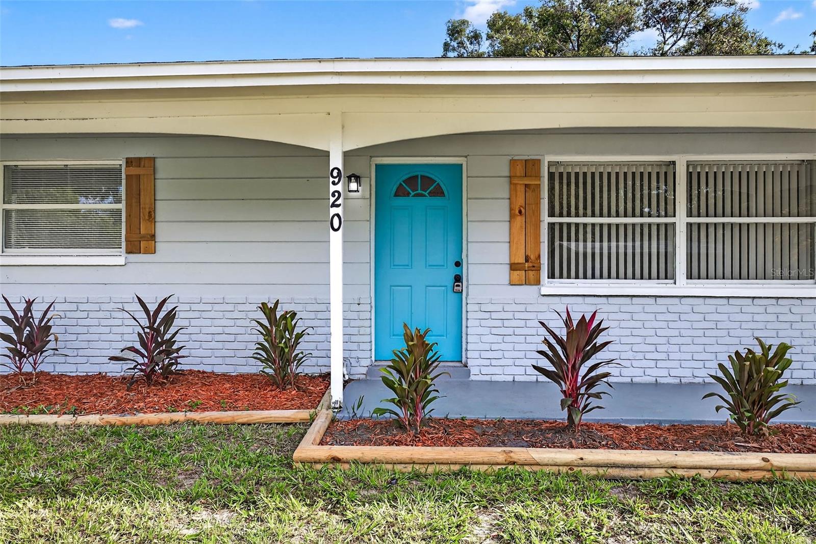 920 LAKESIDE DRIVE
