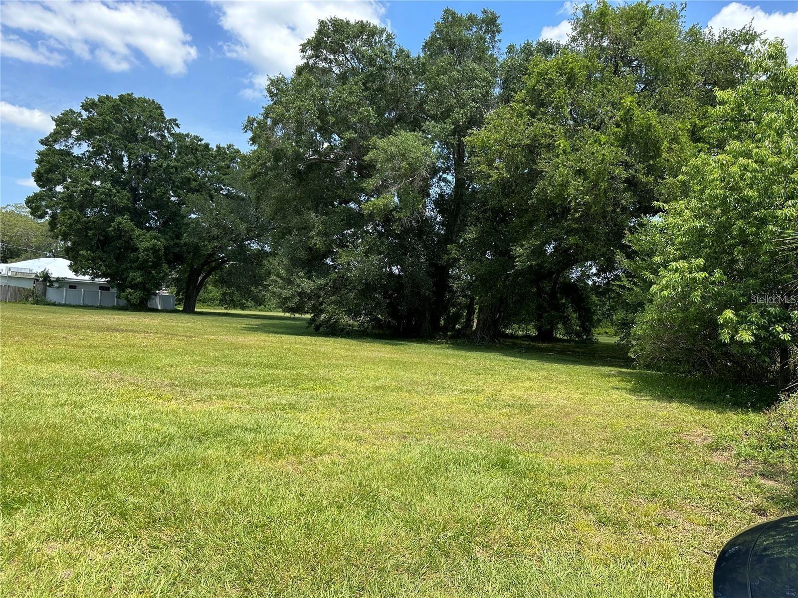 LARCHMONT - Land