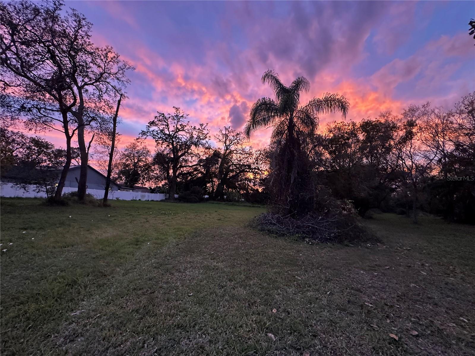 LARCHMONT - Land