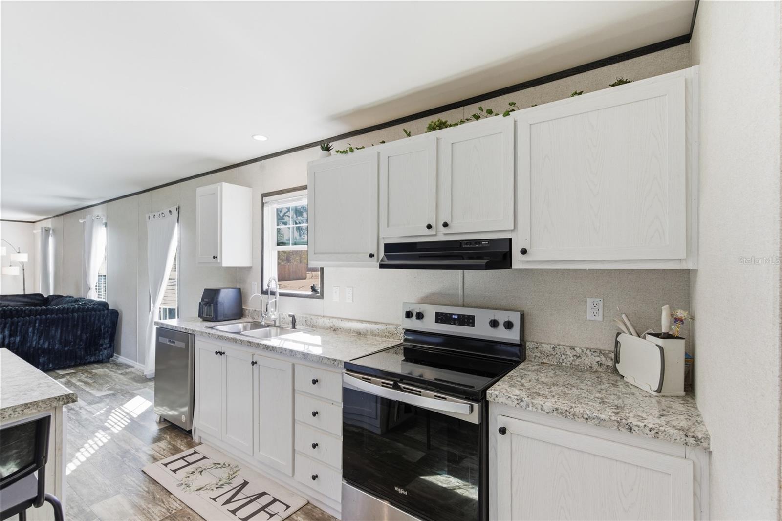 EVELYN HILLS - Residential