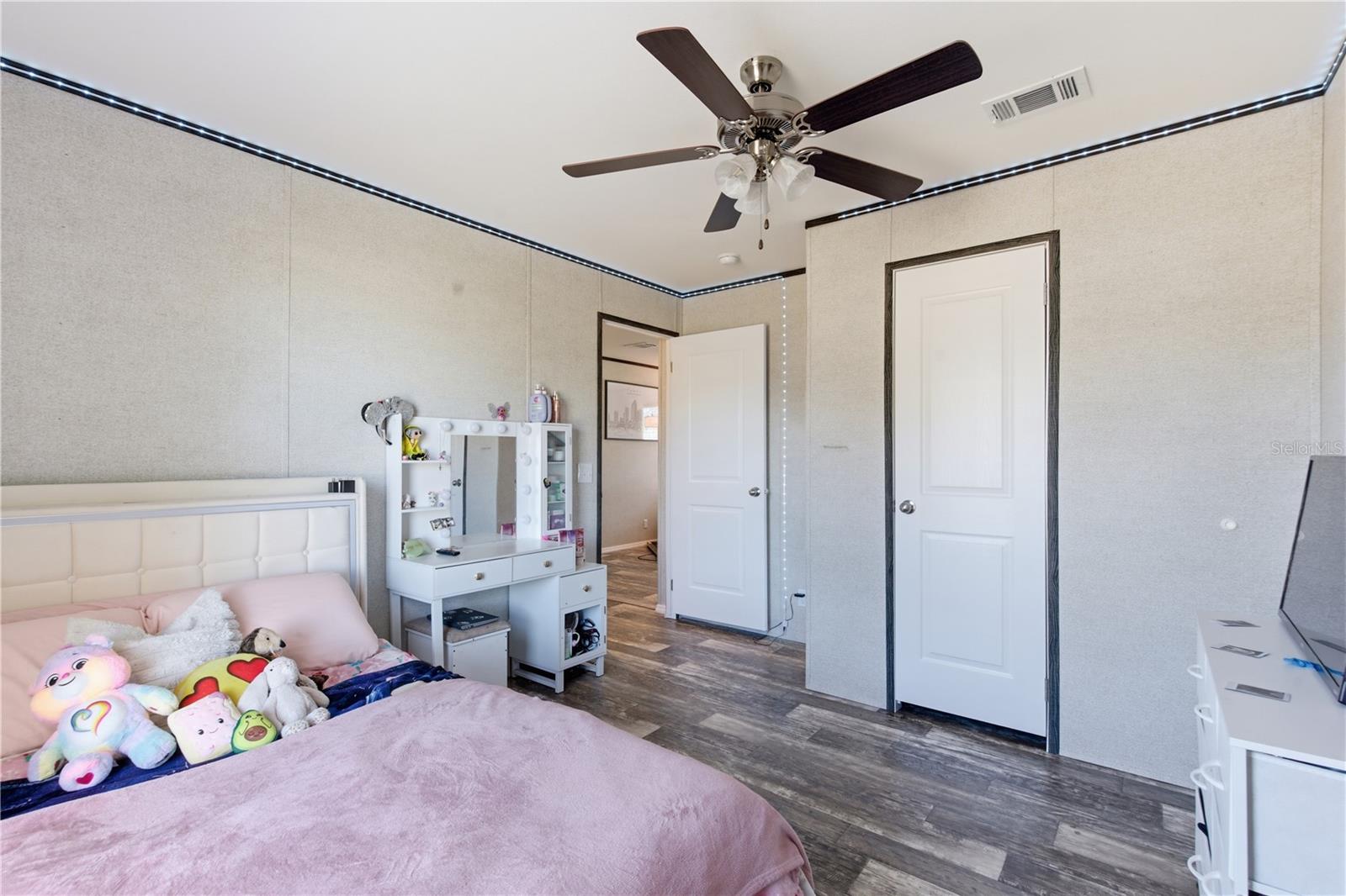 EVELYN HILLS - Residential