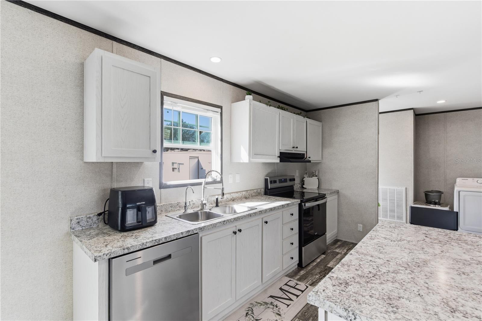 EVELYN HILLS - Residential