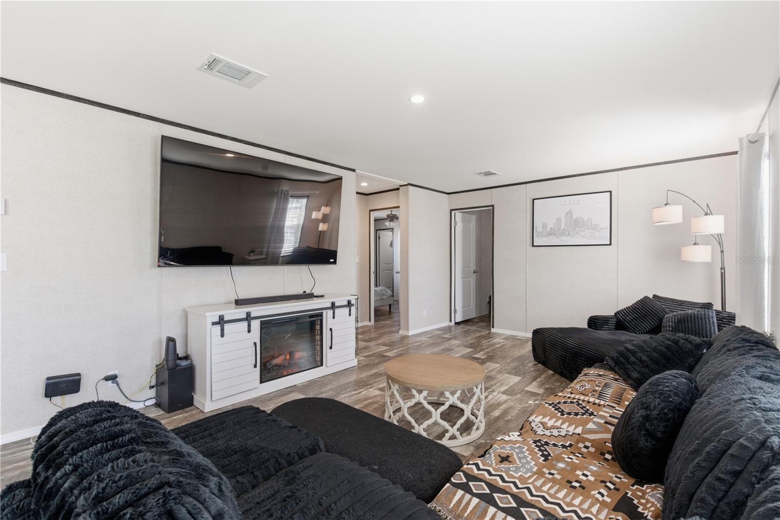 EVELYN HILLS - Residential