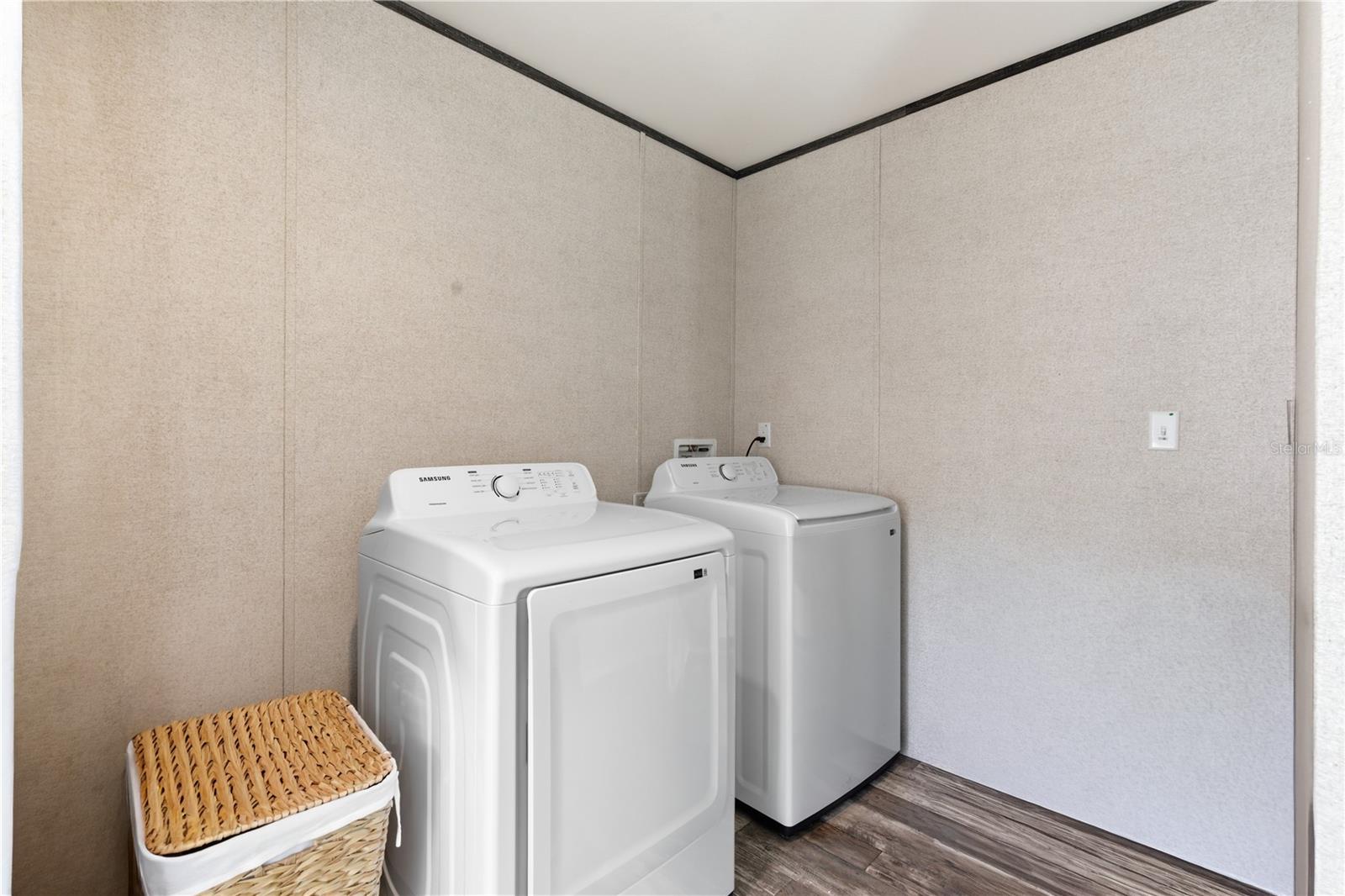 EVELYN HILLS - Residential