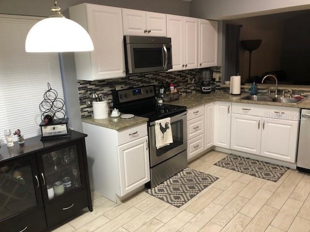 A POR OF MEADOWGLEN - Residential Lease