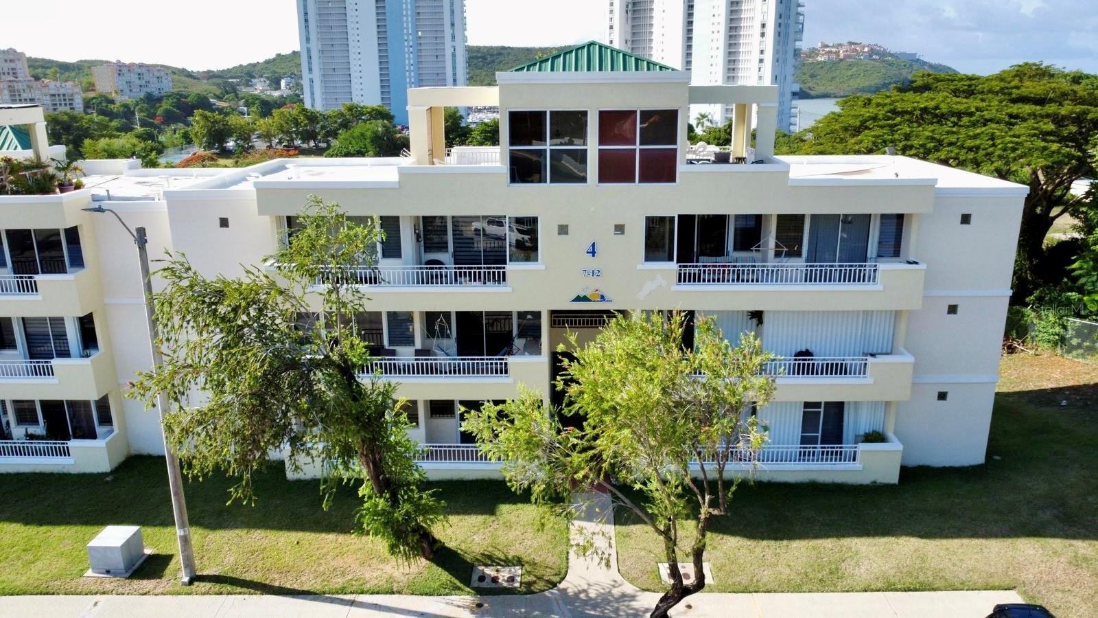 First-Level Apartment with Terrace for Sale in Fajardo, PR. Don't miss out on this investment gem! Strategically located near Villa Marina and Sunbay Marina, this apartment offers you the best of coastal living in Puerto Rico. Enjoy the convenience of a first-level unit and relax on your private terrace. This exclusive complex features security and controlled access, providing you with absolute peace of mind. Plus, it boasts modern amenities like a swimming pool and recreational areas, perfect for the whole family's enjoyment. Imagine easy access to Fajardo's best restaurants and immersing yourself in a world of maritime activities: boat rides, fishing, paddleboarding, snorkeling, and more. Whether you're looking for your summer retreat, an ideal second home, or a smart investment with high rental potential, this apartment is the perfect choice. Live the experience of owning your own piece of paradise in Puerto Rico!
The furniture in the photos was virtually added for illustration purposes only