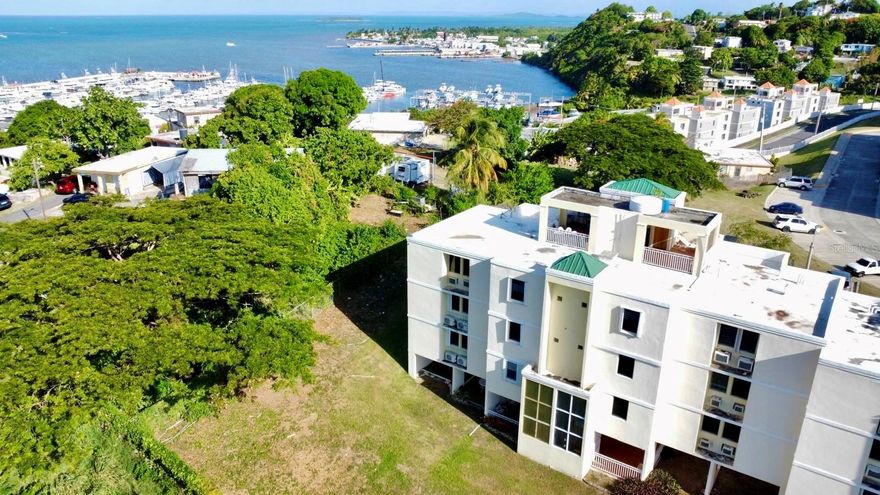 First-Level Apartment with Terrace for Sale in Fajardo, PR. Don't miss out on this investment gem! Strategically located near Villa Marina and Sunbay Marina, this apartment offers you the best of coastal living in Puerto Rico. Enjoy the convenience of a first-level unit and relax on your private terrace. This exclusive complex features security and controlled access, providing you with absolute peace of mind. Plus, it boasts modern amenities like a swimming pool and recreational areas, perfect for the whole family's enjoyment. Imagine easy access to Fajardo's best restaurants and immersing yourself in a world of maritime activities: boat rides, fishing, paddleboarding, snorkeling, and more. Whether you're looking for your summer retreat, an ideal second home, or a smart investment with high rental potential, this apartment is the perfect choice. Live the experience of owning your own piece of paradise in Puerto Rico!
The furniture in the photos was virtually added for illustration purposes only