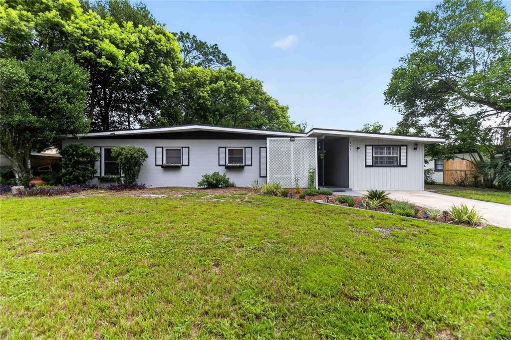 Photo of 407 S Sunland Drive, Sanford, FL 32773 (MLS # O6428958)