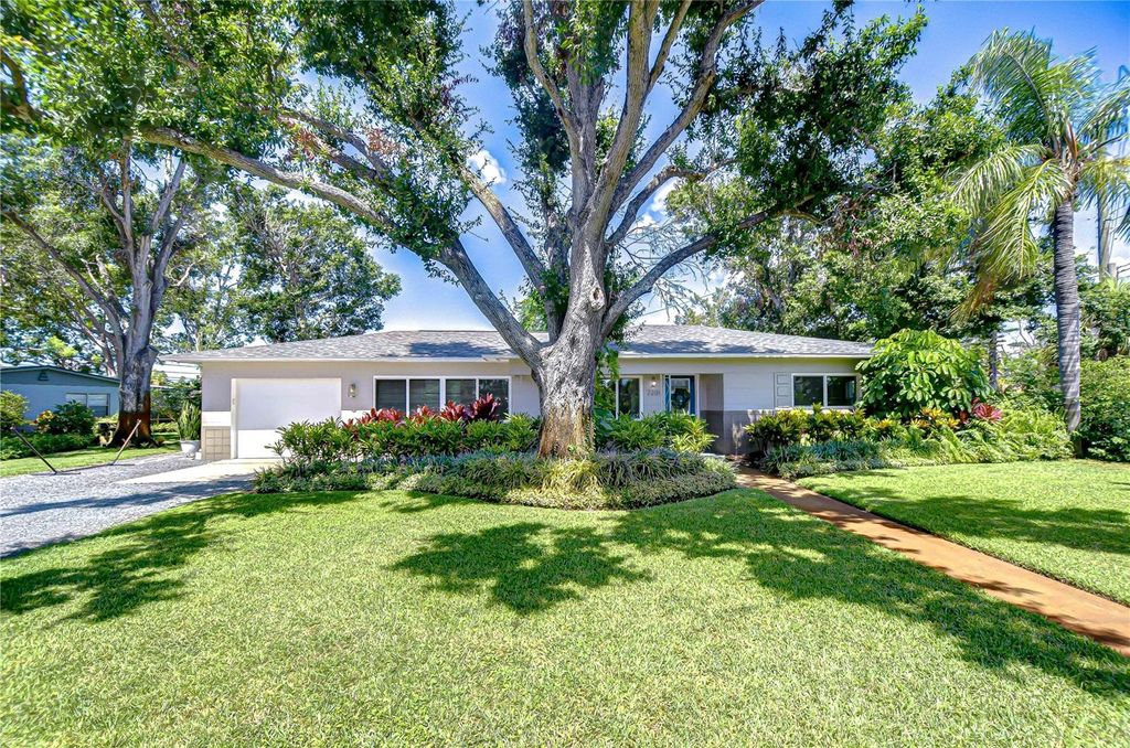 Photo of 2201 Horan Way S, Gulfport, FL 33707 (MLS # TB8400186)