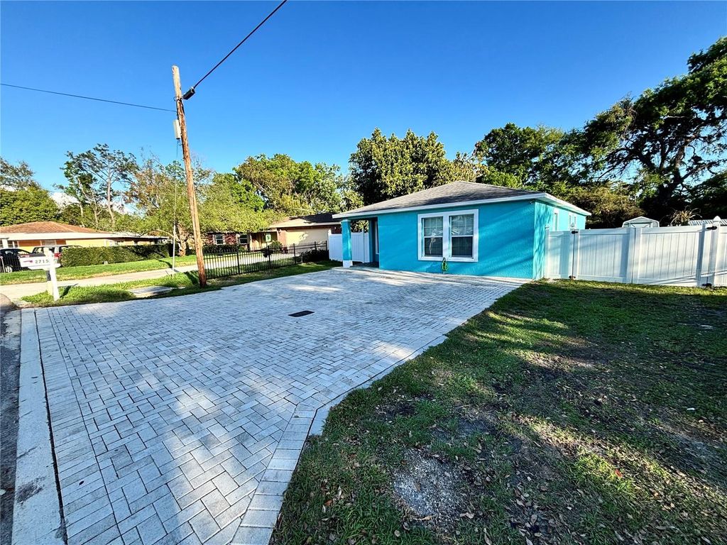 Photo of 2715 Bel Aire Circle, Tampa, FL 33614 (MLS # TB8486951)