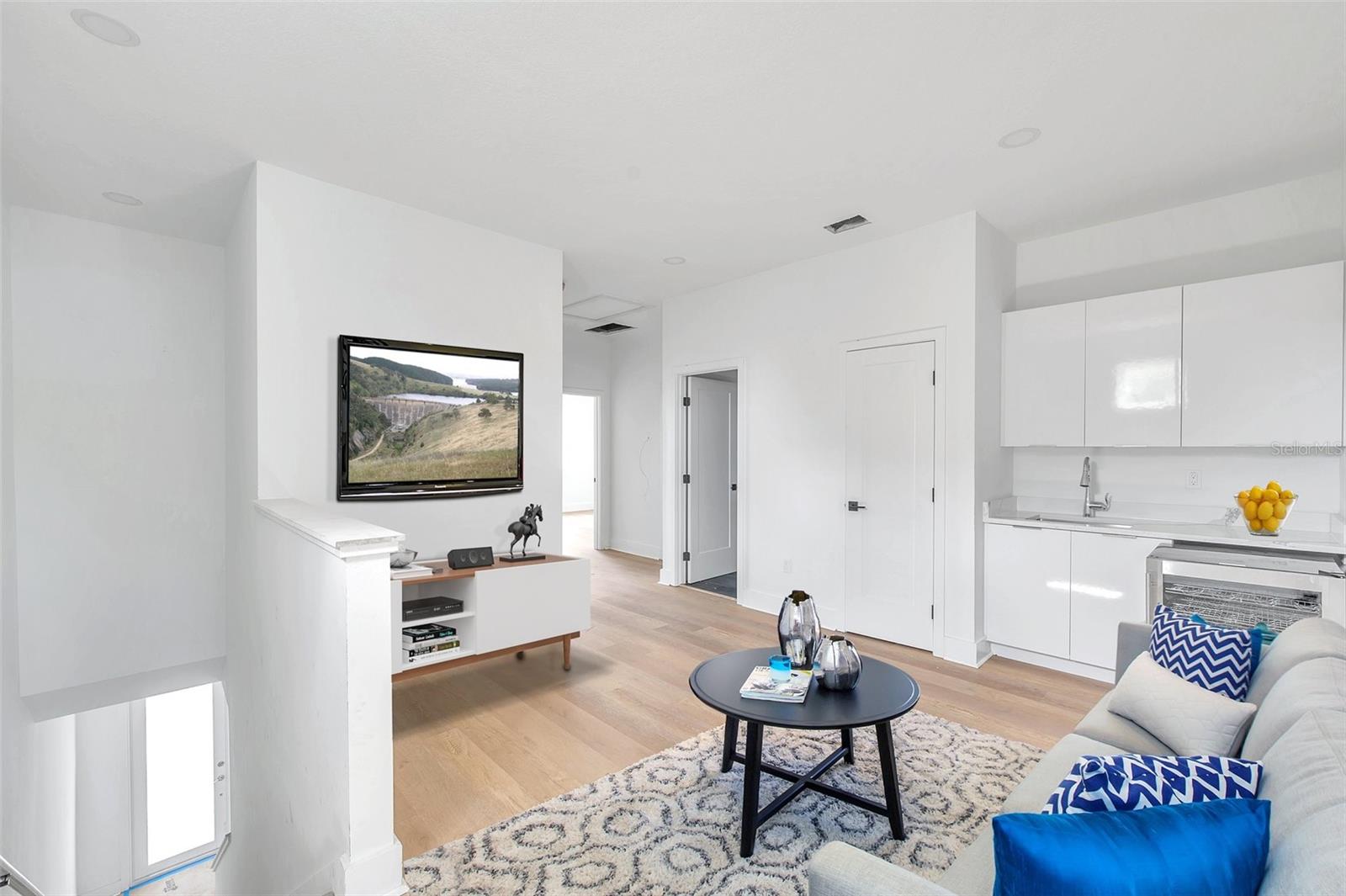 2608 W COLUMBUS DRIVE 2
