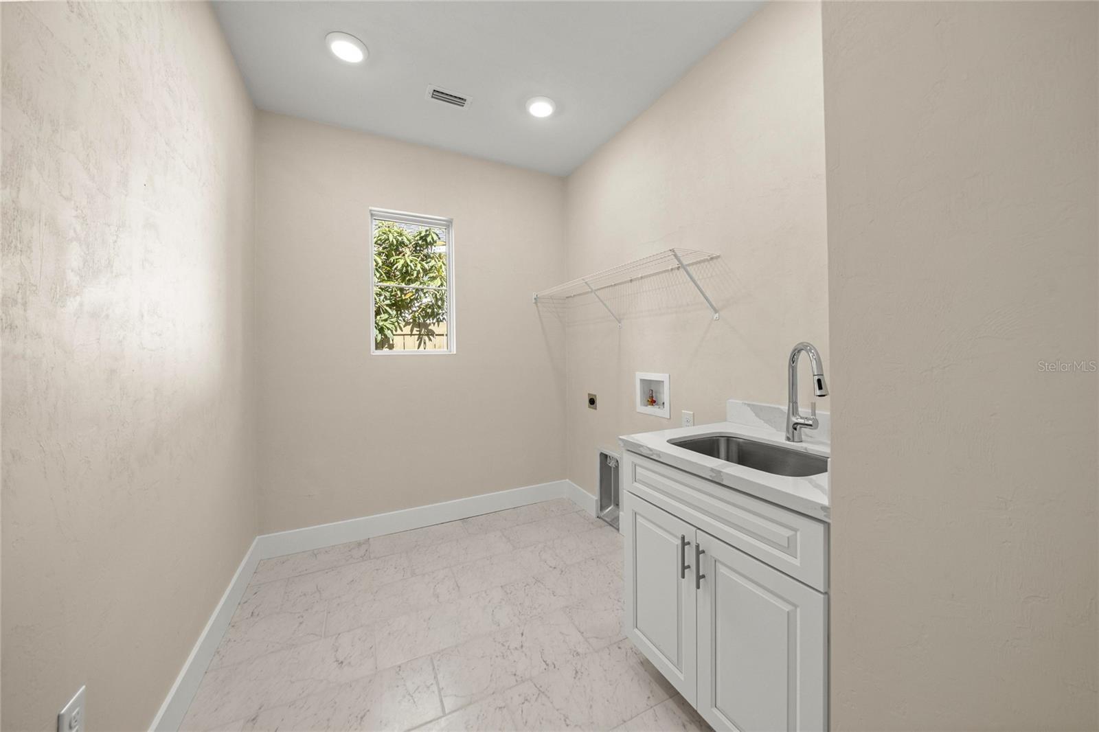 GLORIAS WAY - Residential