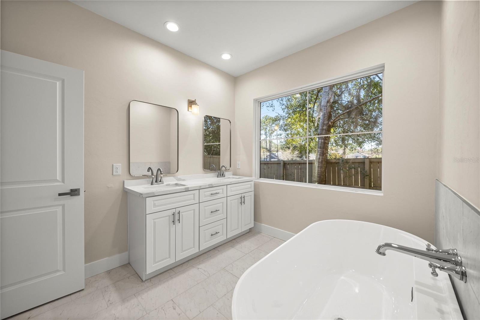 GLORIAS WAY - Residential