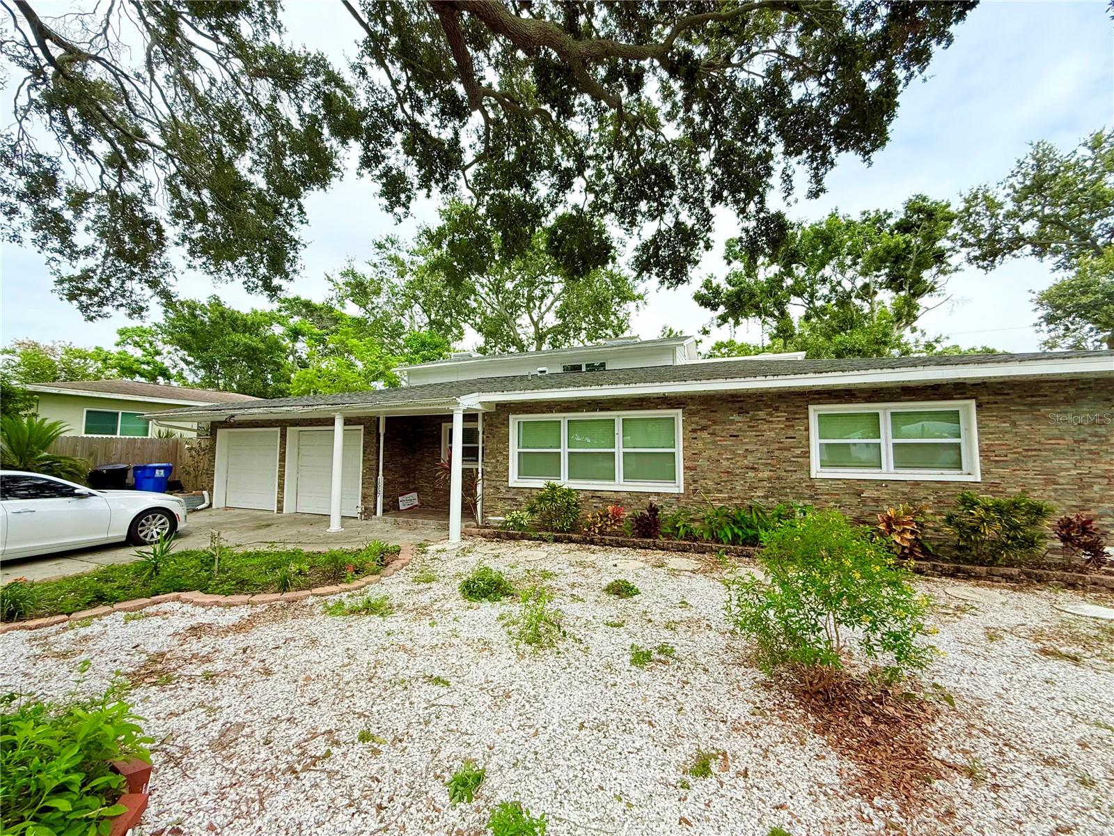 1557 ROBINSON DRIVE N