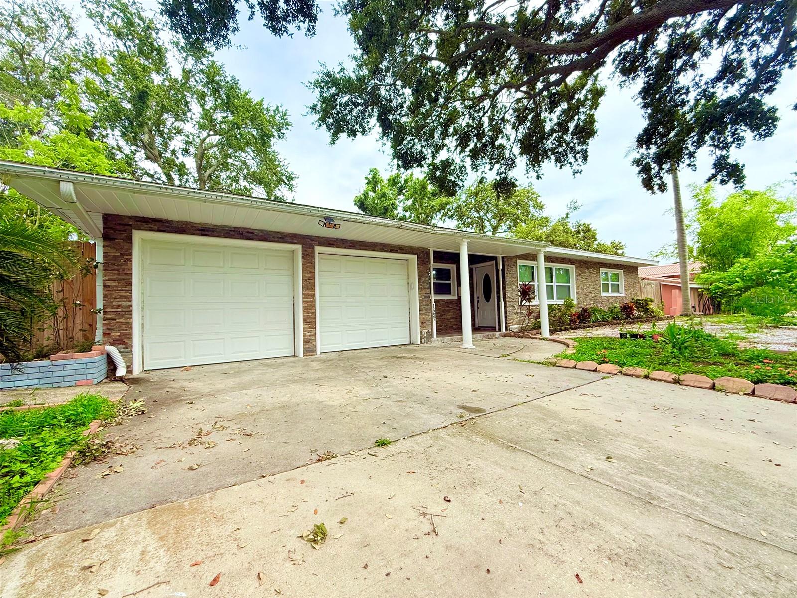 1557 ROBINSON DRIVE N