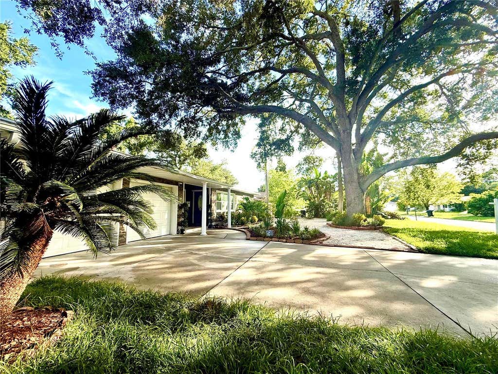 Photo of 1557 Robinson Drive N, St Petersburg, FL 33710 (MLS # TB8536932)