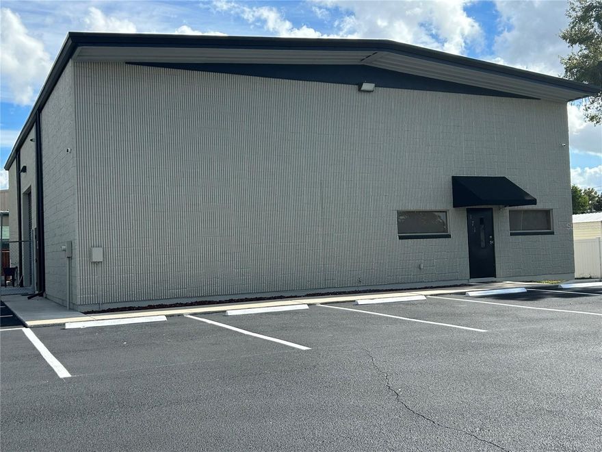 Commercial Warehouse And Office Available For Lease Located On Spirit Lake In Winter Haven. Warehouse is 2600SQ FT, Office is 900 SQ FT with 900 SQ FT of Extra Storage Space.