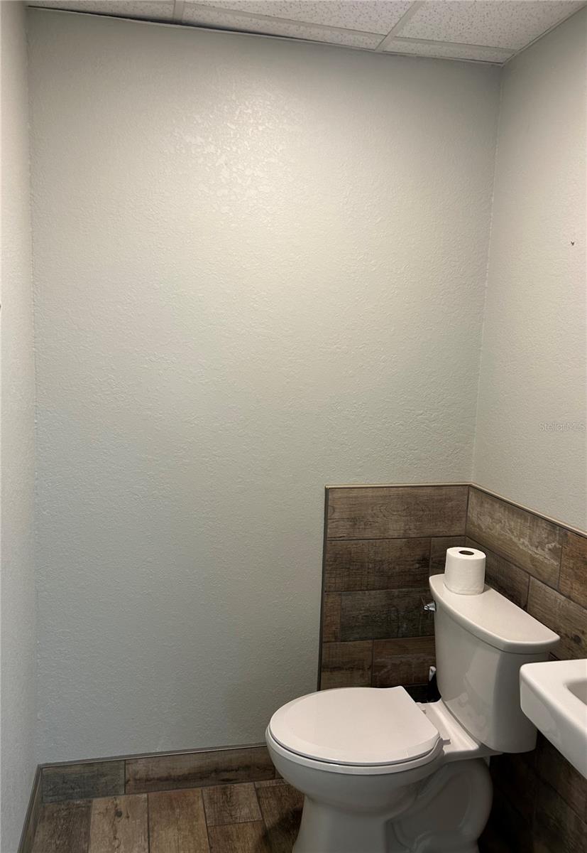 WESTSIDE COMM CENTER - Commercial Lease