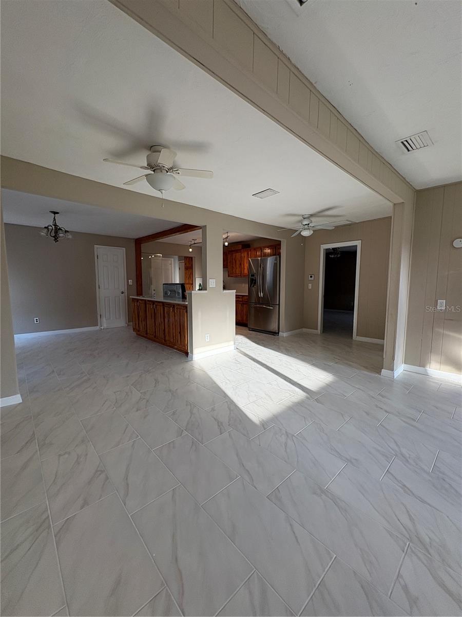 Fully renovated 2/1 house in the heart of Sarasota (Fruitville), with quiet and secure neighborhood. House has brand new tiles all over, new ac, new bath vanities and space for cars and trailers. A unique property for workers that needs extra space for their "toys".
On the back has a cute Apto which can be rented out as well, but for now its being vacant or used by owners once in a while.