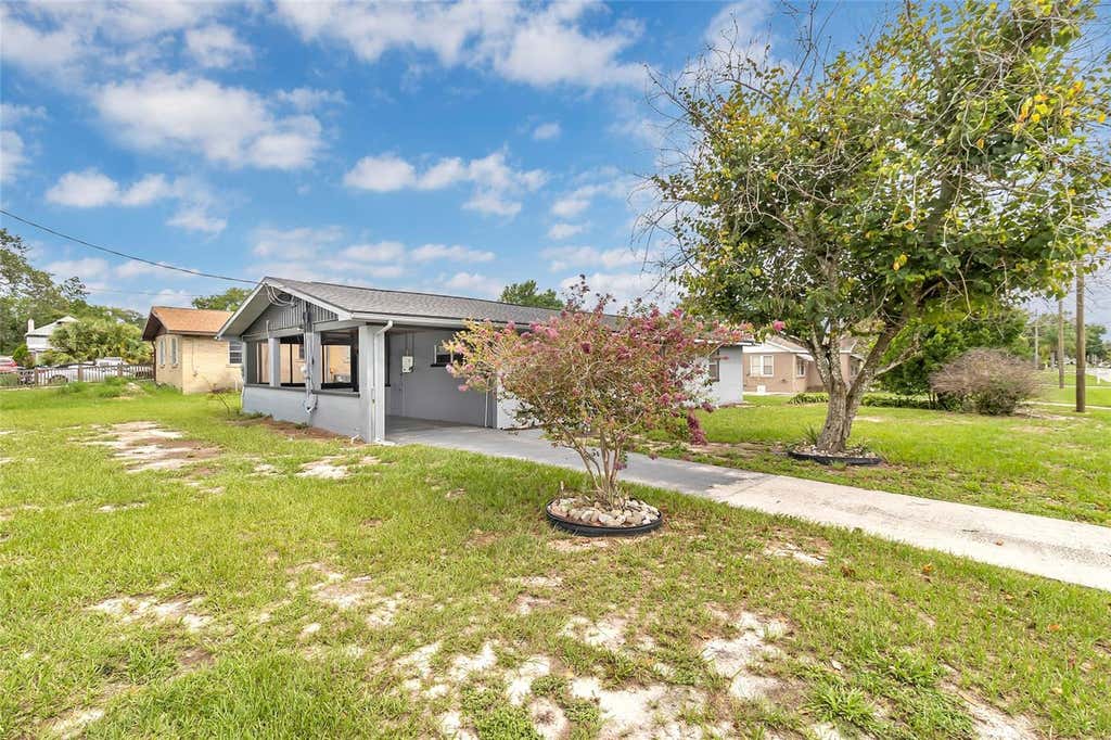 Photo of 320 S Seminole Avenue, Lake Alfred, FL 33850 (MLS # O6431270)