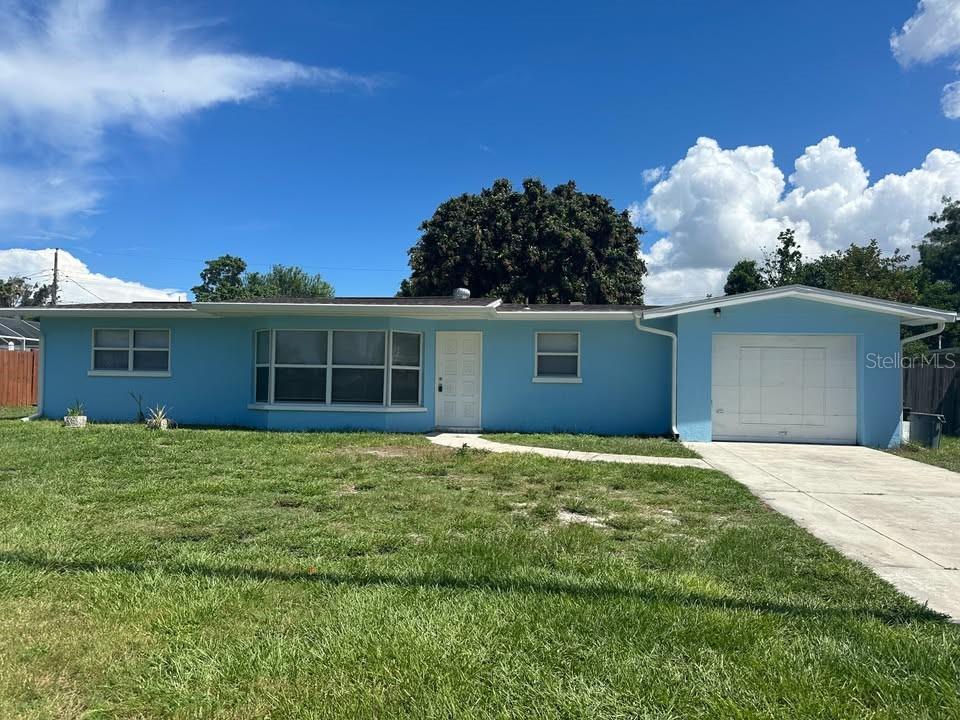 Annual rental house in Venice Gardens, 2bed/2bath/1 car garage, fenced backyard. Great location, close by Lowe's Venice,City water & public Sewer. 3 Months require before move in, tenants is occupied, available after Sep 15th.