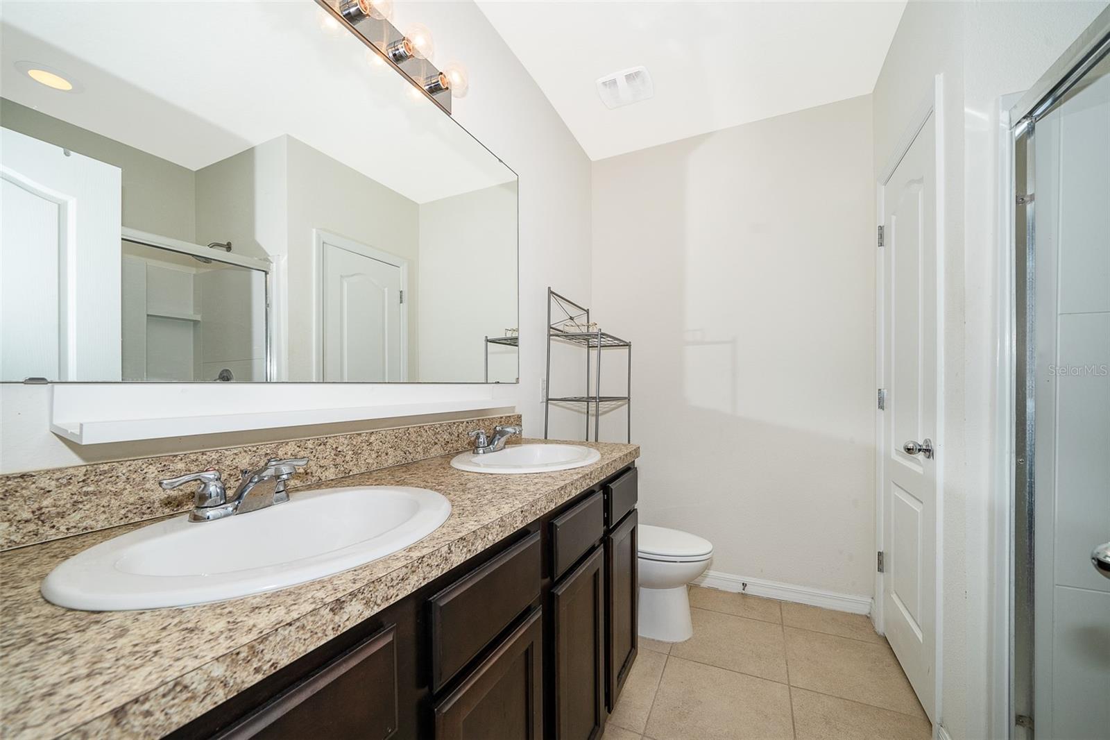 LAKE BLUFF - Residential Lease