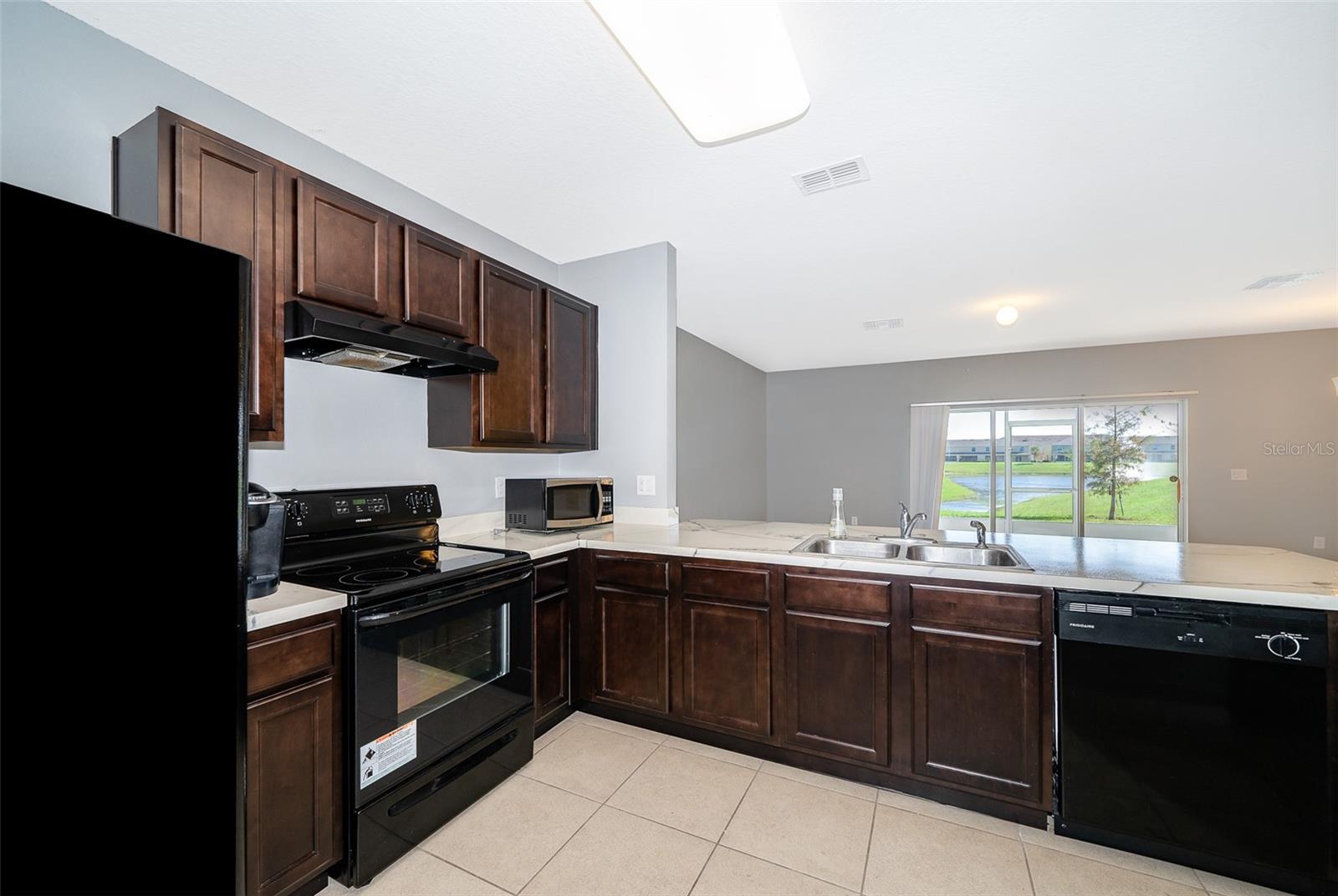 LAKE BLUFF - Residential Lease