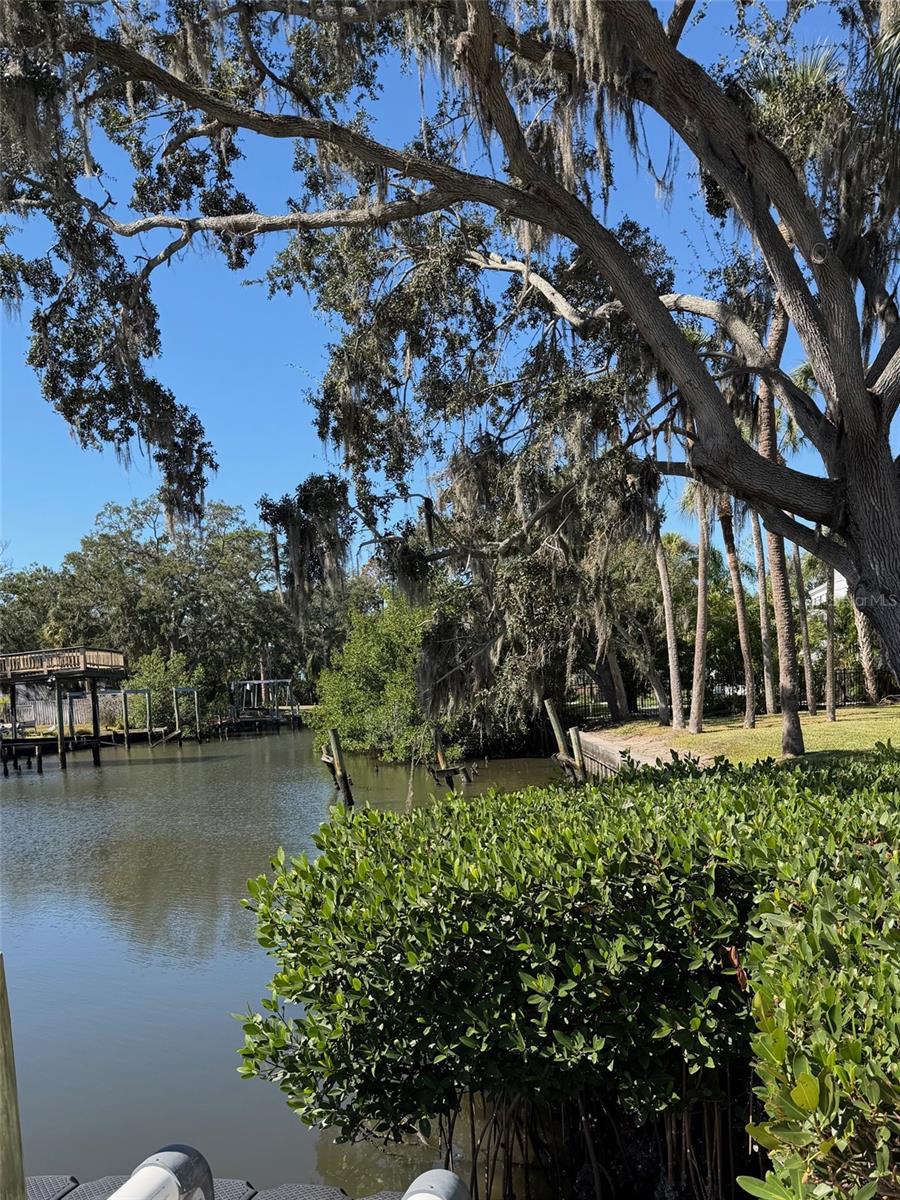 2633 N DUNDEE STREET