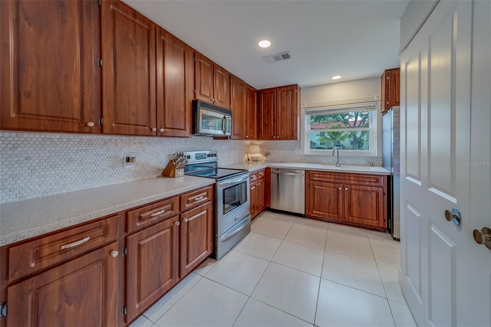 2700 BAYSHORE BOULEVARD 588